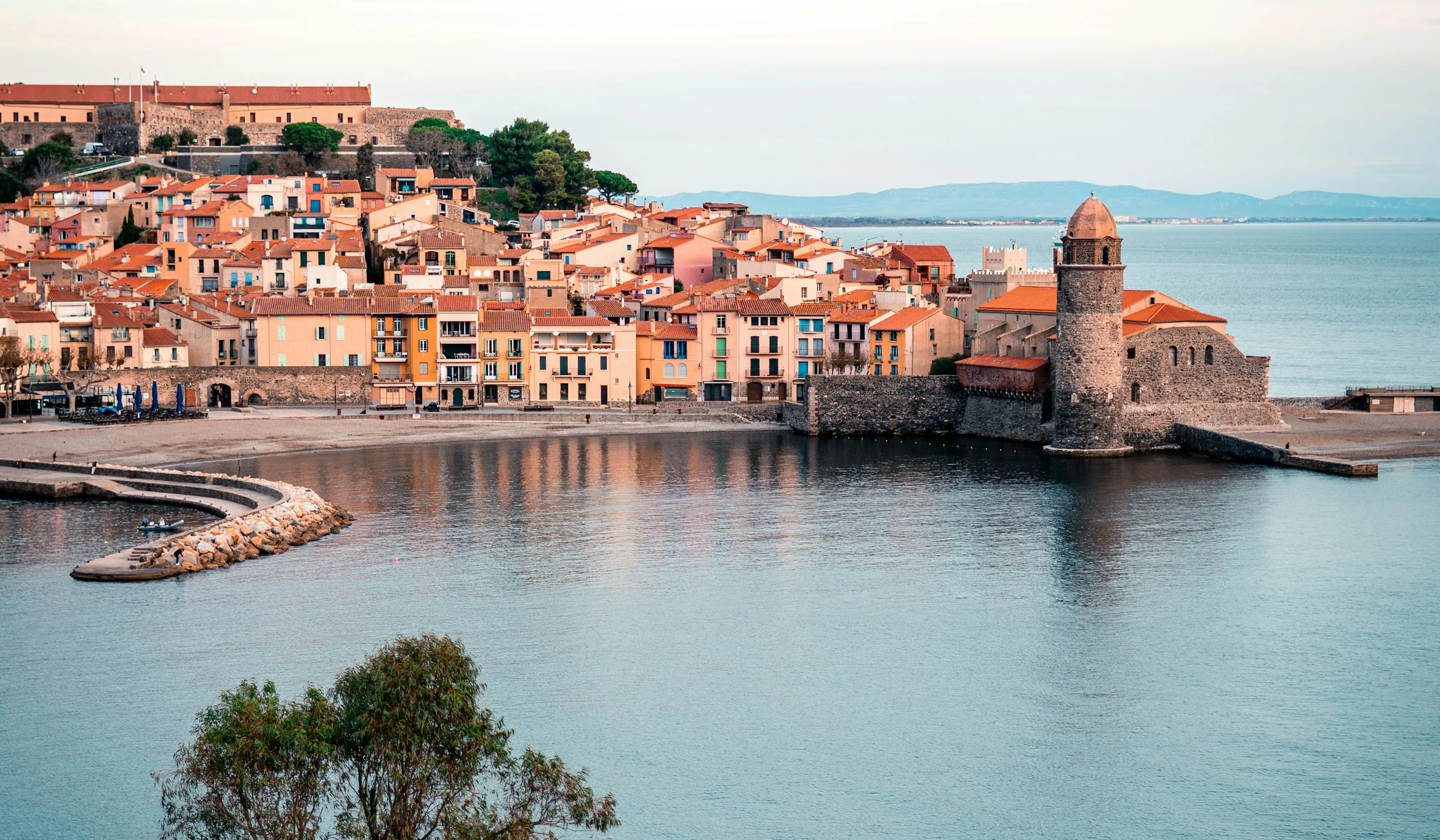 Collioure, son église au bord de la mer