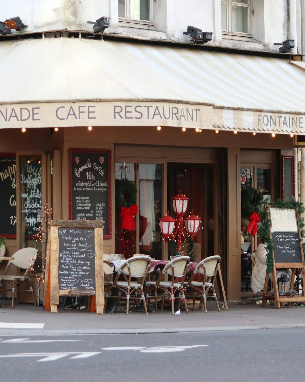 Un café-restaurant d’angle avec son auvent rayé